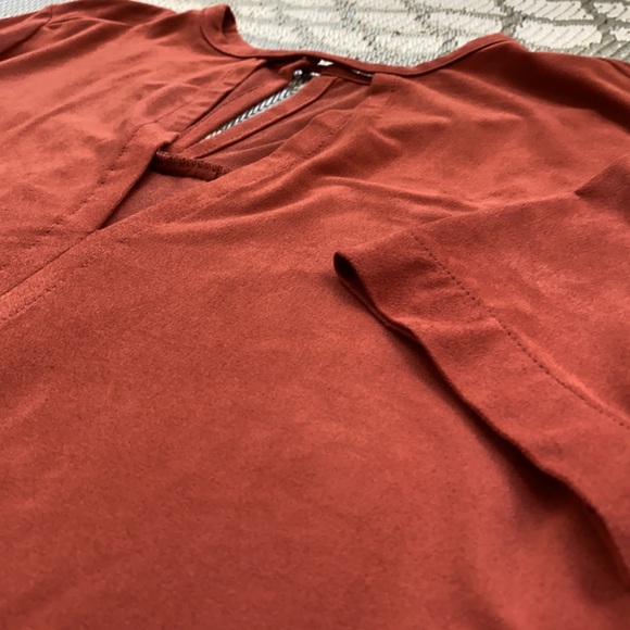 Keyhole Tee - Picture 2 of 3